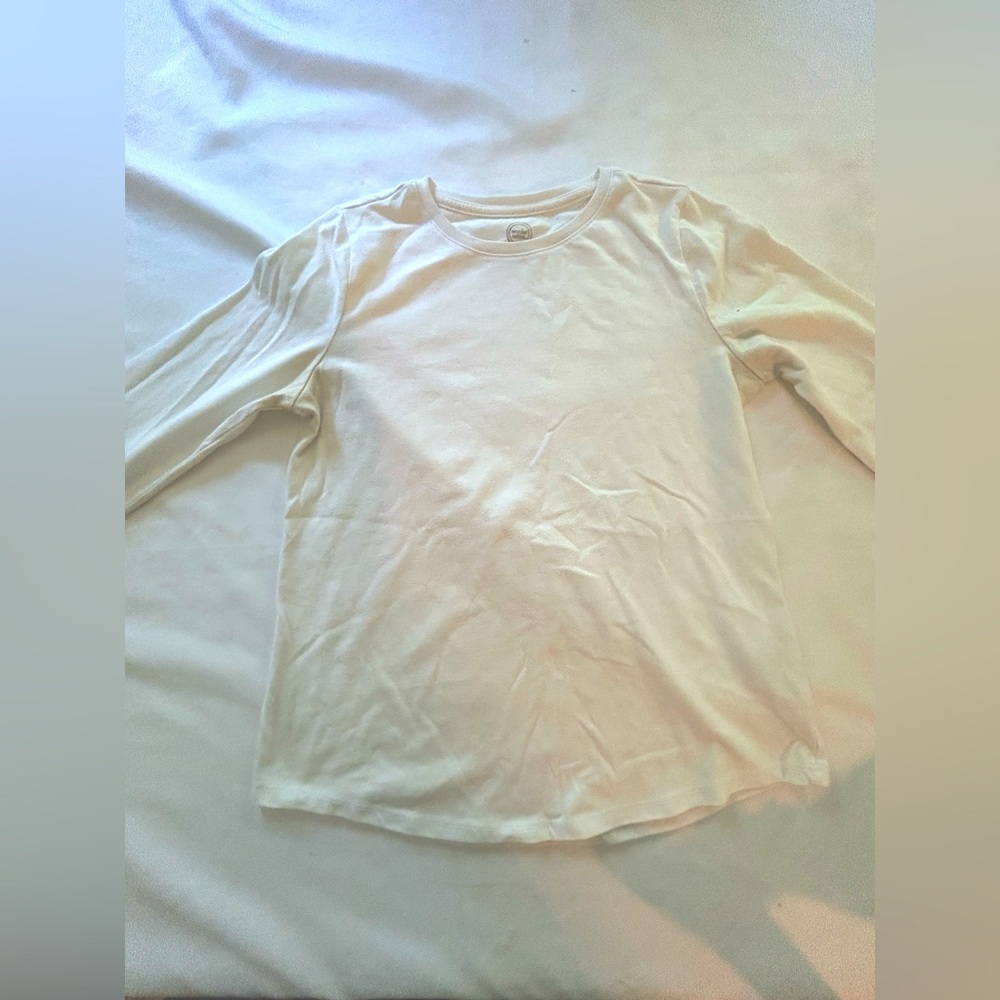 Basic white tee! From the brand wonder nation. Perfect basic for the fall.